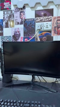 � • شاشة Samsung Curved 24” FHD 144Hz  * تدعم PS5 / Xbox / PC * مستعمل...