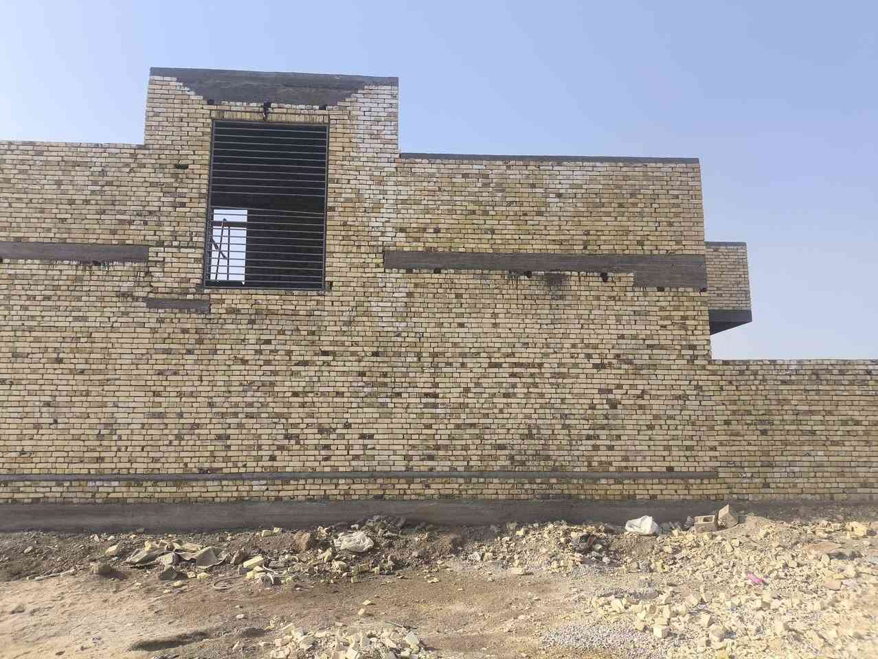 دار للبيع زراعي ركن  حي الجمعيه  مساحه البيت 225  
يحتوي غرف نوم عدد 2 القياسات 6x4
ستقبال 9x4مطبخ 5ونص  x4  صاله 10x4
صحيات داخل وخارج لبيت نقصه بس دواخل فقط   لستفسار***********
