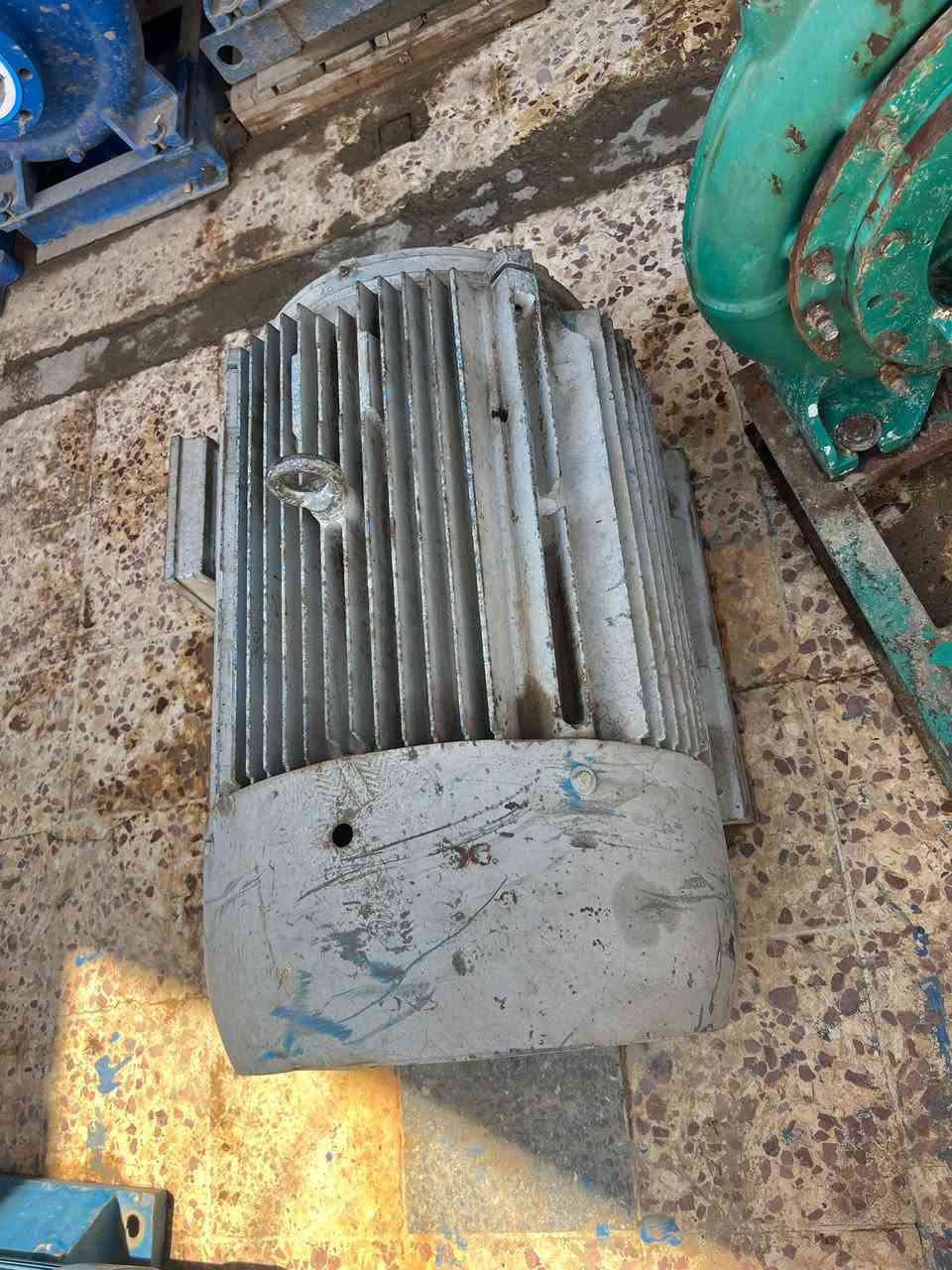 للبيع ماطور 75 احصان دورة الف مستعمل اخو الجديد السعر مليون 650العنوان سامراء رقم الطلب ***********
