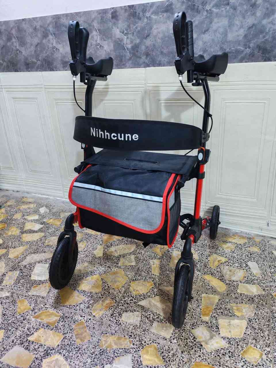 السعر ب 75 الف مع التوصيل 🚌
مشاية 🦼 دوارة مزودة بمساند للساعدين (Forearm Rollator Walker) من ماركة Nihhcune، مصممة لمساعدة كبار السن أو ذوي الاحتياجات الخاصة على التنقل. 🦽🦼🦽
مساند ساعد قابلة للتعديل: توفر وضعية وقوف طبيعية لتقليل الضغط على الظهر والكتفين. 
نظام فرامل مزدوج: تحتوي على فرامل يدوية للإبطاء، ويمكن دفعها للأسفل لقفل العجلات تمامًا عند الجلوس. 🦼🦽
تصميم عملي: قابلة للطي لسهولة التخزين والنقل، وتأتي مع حقيبة تسوق ومقعد مدمج للراحة. 
العجلات: مزودة بعجلات كبيرة مناسبة لمختلف التضاريس، مع قدرة على الدوران بزاوية 360 درجة لسهولة المناورة.


**إذا كنت صاحب هذا الإعلان وتريد حذفه لأي سبب، رجاءا أرسل رسالة إلى الدعم الفني**