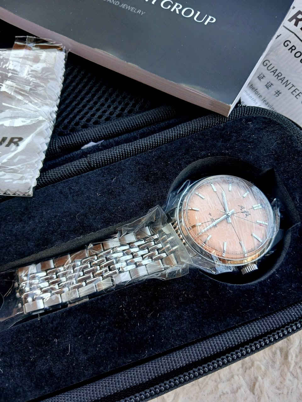 ساعة merkur vintage 70s
ساعة راقية كامل استيل لون مميز جديد لوك غير مستعمل 
مع العلبه الاصلية و الكتلوك 
المكينة نصب 
قفل فراشة 
القطر ٣٨ ملم 
لاستفسار عالخاص او واتساب ***********
