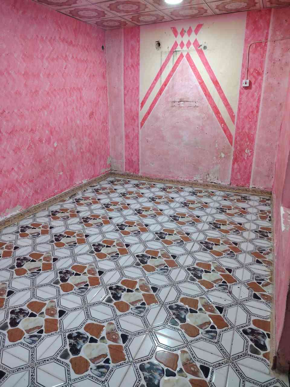 بيت للأيجار حي العسكري خلف المستوصف مساحه ٣٠٠ متر يحتوي عله ٣ غرف وصاله وحمامات داخليه وخارجيه مع الحوش الخارجي مساحته كلش جبيره سعر الايجار ٢٥٠ قفل للأتصال ***********
