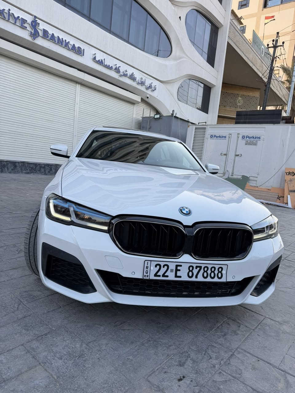 السلام عليكم
BMW 530e 2022 
ام بكج بلادي دركة ودوسات ودعاميات 
داتا شو 
تحديث لغة عربية كامل 
كاربلي وايرلس 
كشنات تدفئة داخل اسود 
ايمائات صوت 
سستم صوت هارمن كاردن 
دفع خلفي RWD 
حزام كهرباء 
حساس  امامي خلفي جانبي 
السيارة ٣ انظمة كهرباء + هايبرد+ بانزين 
الحادث كلش بسيط بارد بالجاملغ الامامي وصبغ قليل بالجاملغ الخلفي علكد الهلال 
السعر  35,800$ 
مكان السيارة بغداد المنصور او العامرية 
***********
***********
