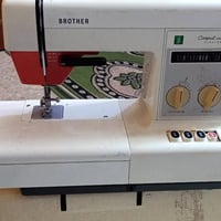 مكائن خياطة • واحد عاطل • ٢ شغالين