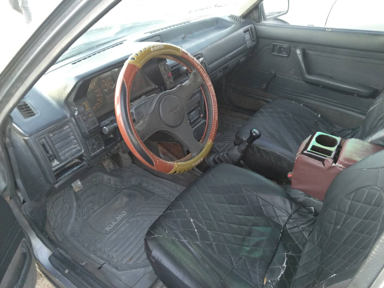 السلام عليكم.   للبيع السعر 24 وبيها مجال بسيط جدا
مازده حجم 323 
موديل 91 
رقم انبار سنويه مجدده تحويل مباشر 
محرك 1600كابريتر 
كير عادي 
سياره جاهزه 
كهربائياتها كلها شغاله 
لايت زنون عالي ناصي 
تخم تاير ويل كب 
العنوان الرمادي ال سبعه كيلو للاستفسار هاتف ***********
