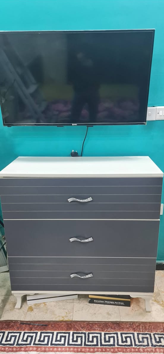 غرفة نوم سريرين  وكنتور وميز مجرات وميز صغير
١-طول السرير ٢٠٥سم / عرض ١٠٥سم / ارتفاع من دون التاج ٢٧سم /ارتفاع مع التاج ١٠٢سم 

٢-كنتور طول ٢٢٢سم / عرض ٥٩سم/ ارتفاع ٢٠٨ سم 

٣-ميز كبير مع مجرات طول ٩٥سم / عرض ٤٢سم /ارتفاع ٩٤سم

٤-ميز صغير طول٥٥.٥سم/ عرض ٤٢سم/ارتفاع ٤٠ سم

ملاحظة: زواية السرير ضاربهن زواية علمود لا يتحرك 
نظافة الغرفة  ٩٠% 🔴 
السعر :350 الف 
للتواصل والاستفسار الاتصال على الرقم :***********
العنوان بغداد الشعب
