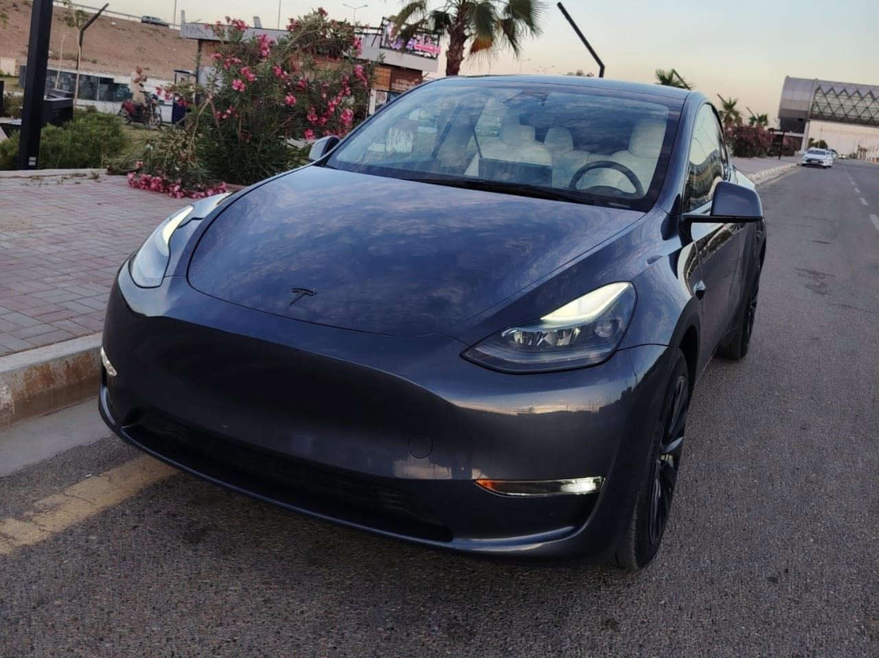 تسلا مودل Y لونج رينج دبل موتور 2023
رقم بغداد تحويل مباشر
العداد 70 الف كم
لونج رينج دبل موتور AWD
مدى طويل دفع رباعي كهربائي

💎 ســعــر ✅ ::  الــرد تلقائي 📮

أونلاين مع آخر التحديثات
شاشة مركزية 15 إنج
كامرات محيطية 360 درجة
أوتوبايلوت
رادار أمامي وخلفي
حساسات محيطية
ملاحة GPS
دخول ذكي
تشغيل بدون مفتاح
مقاعد جلد كهربائية
تدفئة مقاعد أمامية وخلفية
تحكم كهربائي بالمقاعد
ذاكرة مقاعد
مكيف أوتوماتيك مزدوج
شحن وايرلس
بلوتوث
Apple Music
Netflix
YouTube
أوامر صوتية
بانوراما سقف زجاج كاملة
جناح خلفي
مرايا كهربائية
طي مرايا كهربائي
جنوط رياضية
فرامل طوارئ أوتوماتيكية
المحافظة على المسار
تحذير الاصطدام
مراقبة النقطة العمياء
كامرة خلفية عالية الدقة
كاعيات أصلية
بردة بانوراما
كب ويل أسود بلادي
السيارة جاهزة بالكامل

الضرر : حادث خفيف جداً
صبغ قطعة واحدة فقط (الصندوق)

رقم التواصل :-:-:-:-: ***********
