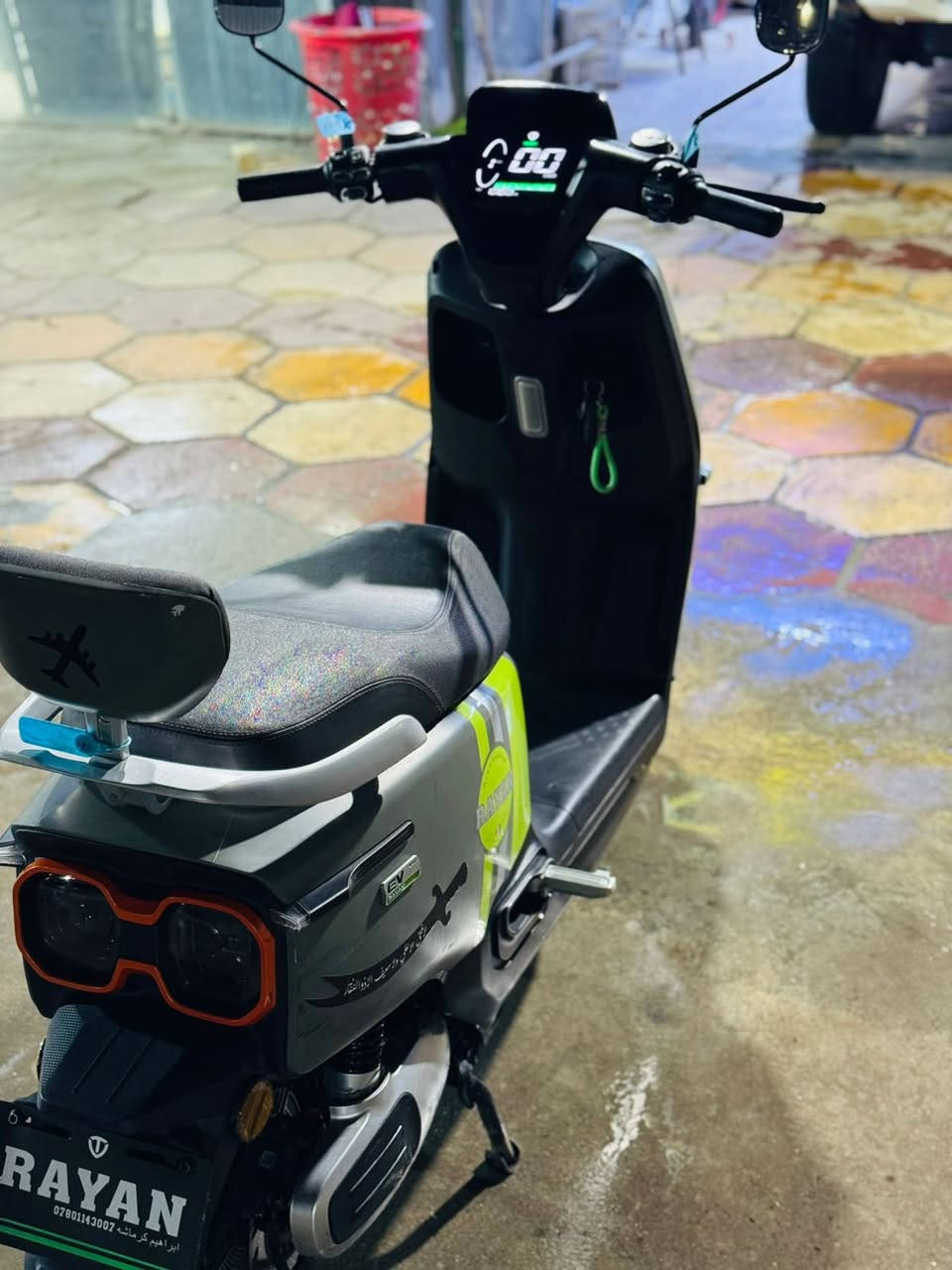 السلام عليكم دراجه للبيع جديده نضيفه صالي شهر من اخذته  مستخدمه قليل شغل وطلع 6بطاريات  
مكاني بغداد البلديات للستفسار 
***********واتساب
هاتف ***********
