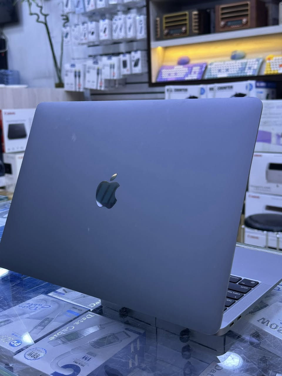 Macbook air
M1
Ram 8
Hard 256
نضافة 90%
الملحقات الشاحنة فقط
سايكل 65
السعر 600 الف 
*********** 
بغداد المنصور
