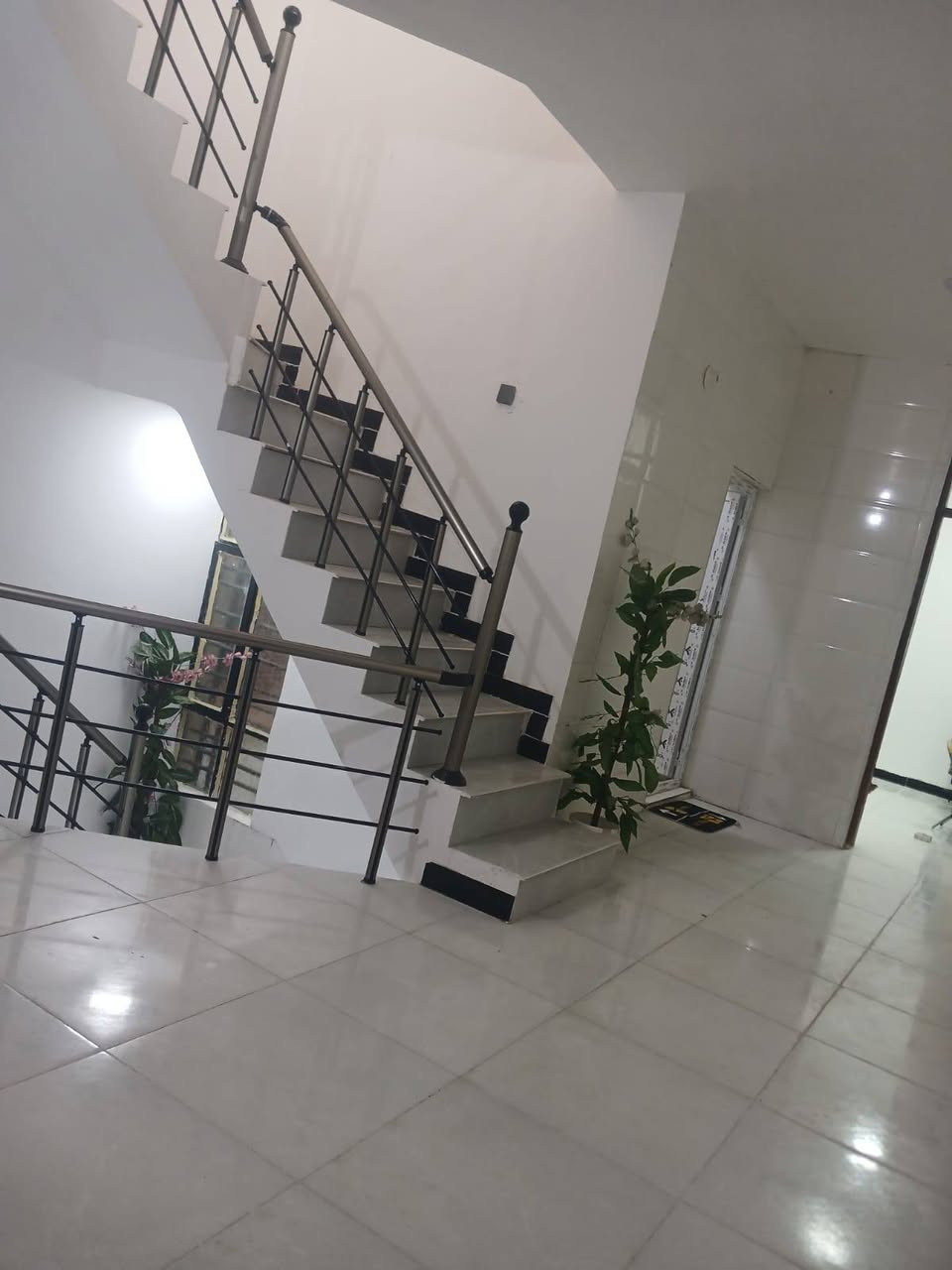 السلام عليكم دار للبيع السعر ( 110) مليون
الزعفرانية منطقة بيت بنيه فرع( 29) 

بناء حديث 

طابقين المساحة 100 متر مربع طابو زراعي سند 25 

الطابق الاول استقبال+صاله ومطبخ+صحيات +غرفة نوم

الطابق الثاني غرفتين نوم +صحيات

للتواصل *********** واتساب
