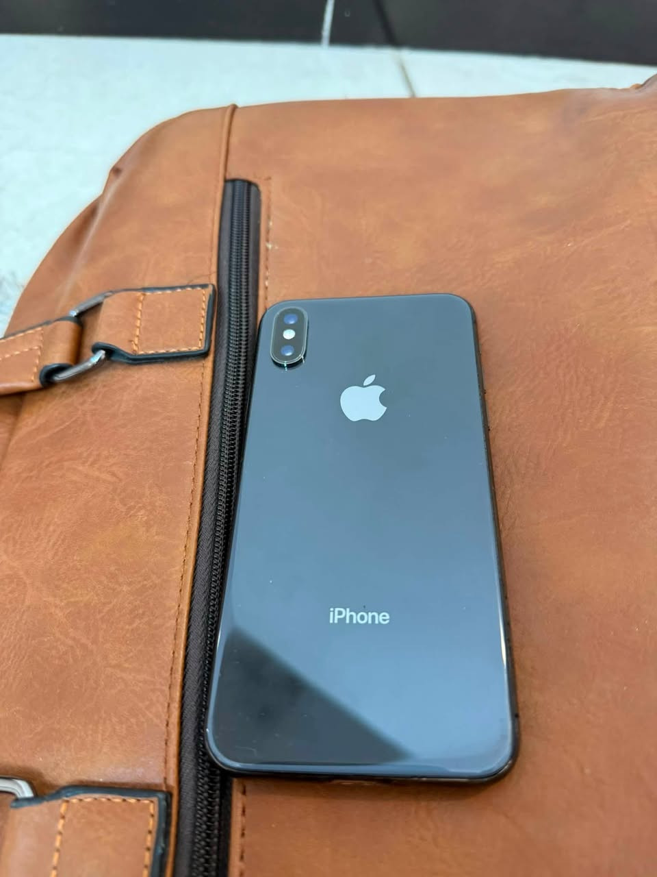 للبيع هاتف أيفون X باللون الرمادي الغامق (Space Gray).
المواصفات والحالة الواقعية للجهاز:
• الطراز: iPhone X.
• السعة التخزينية: 256 جيجا.
• حالة البطارية: نسبة الحد الأقصى 73% (تظهر رسالة الخدمة كونه بحاجة تبديل قريباً).
• الملاحظات: الشاشة مبدلة فقط، وباقي الأمور شغالة طبيعي ونظافة الهيكل الخارجي واضحة بالصور.

السعر: [100 الف] دينار
الموقع: السيدية
التواصل للمشتري الجاد عبر الخاص.


**إذا كنت صاحب هذا الإعلان وتريد حذفه لأي سبب، رجاءا أرسل رسالة إلى الدعم الفني**