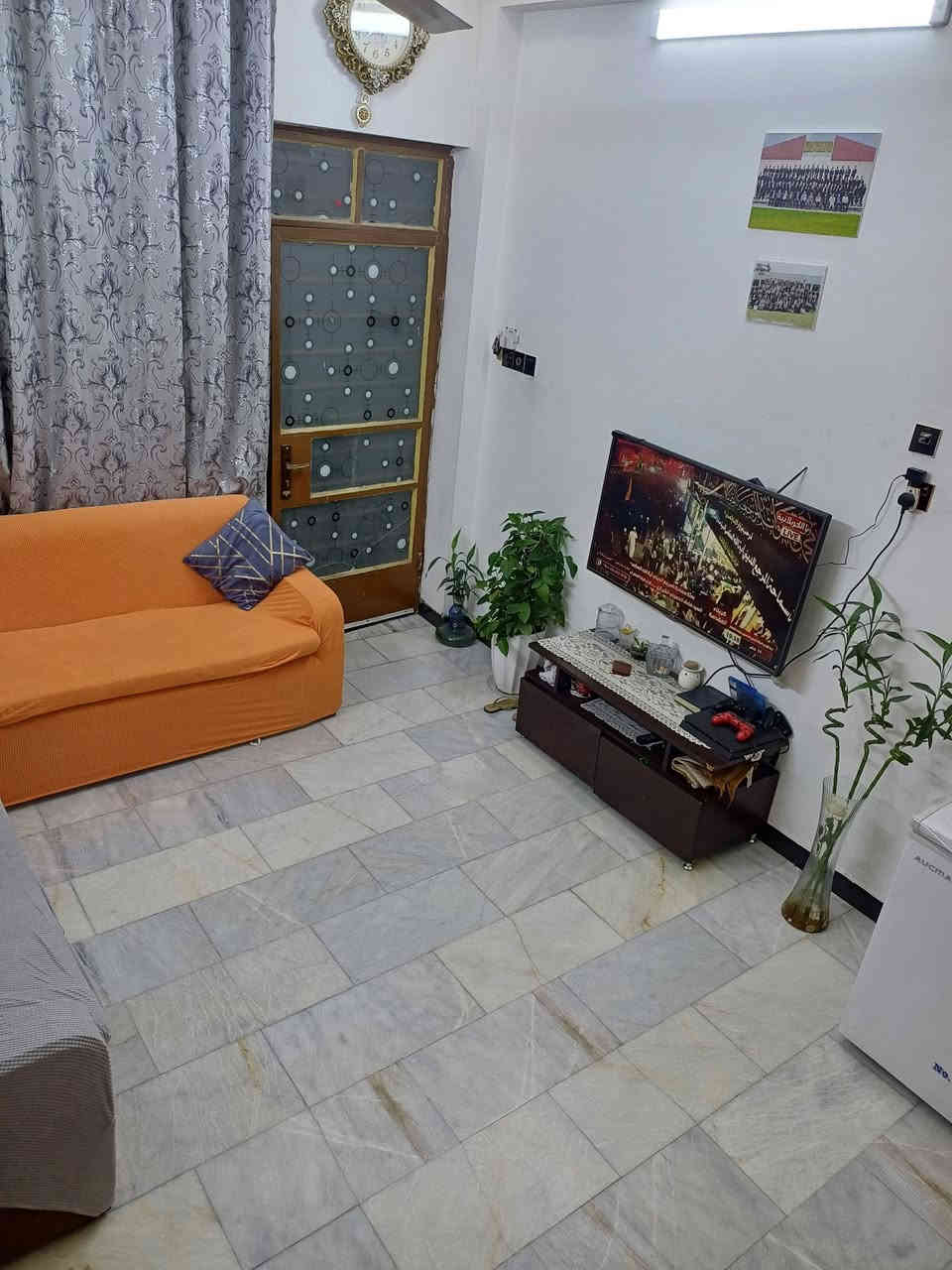 السلام عليكم مشتمل للبيع مساحه 50 متر واقع حال 30  واجه 4الاربع نزال 8 في منطقه اليرموك الاربع شوارع محله ٦١٨ داخل قيصريه 
يحتوي  الطابق الارضي على صاله ومطبخ مفتوح على بعض يمكن قطعه بجدار وخدمات ومنور  
والطابق الاول يحتوي على غرفه نوم قياس 3ونص *5 ومساحه درج وخدماته  
الطابق الثاني يحتوي على غرفه نوم نفس قياسات الاولى  وبيتونه ومساحه صغير سطح 
علمآ المنطقه نظام خصخصه كهرباء وطني 24 ساعه
هذي  بعض الصور عن الدار  للاستفسار الاتصال على الرقم *********** متوفر واتساب
