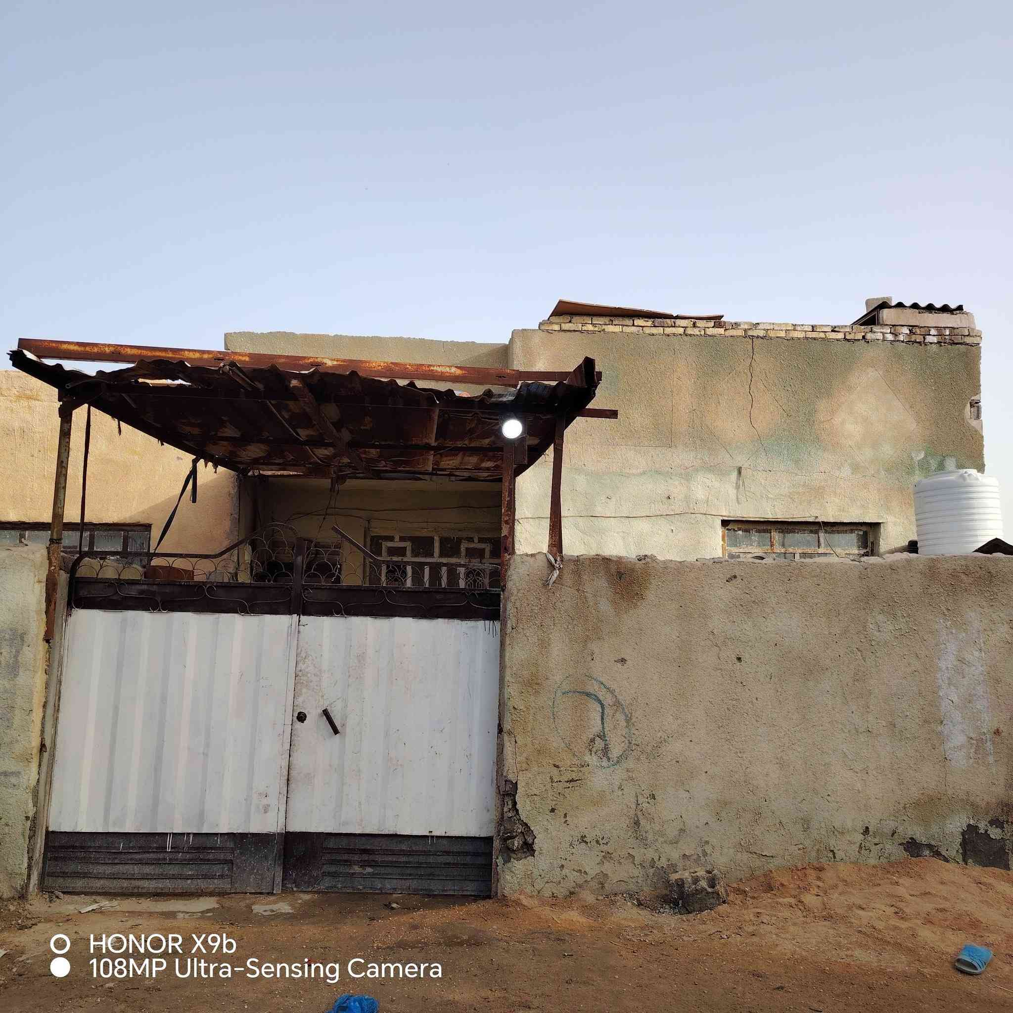 للبيع بيت ٢٠٠ متر في فريحة قرب البانزين خانة الكفيل يبعد عن الشارع العام ٥٠٠مترالسعر ٢٠مليون وبية مجال رقم موبايل ***********
