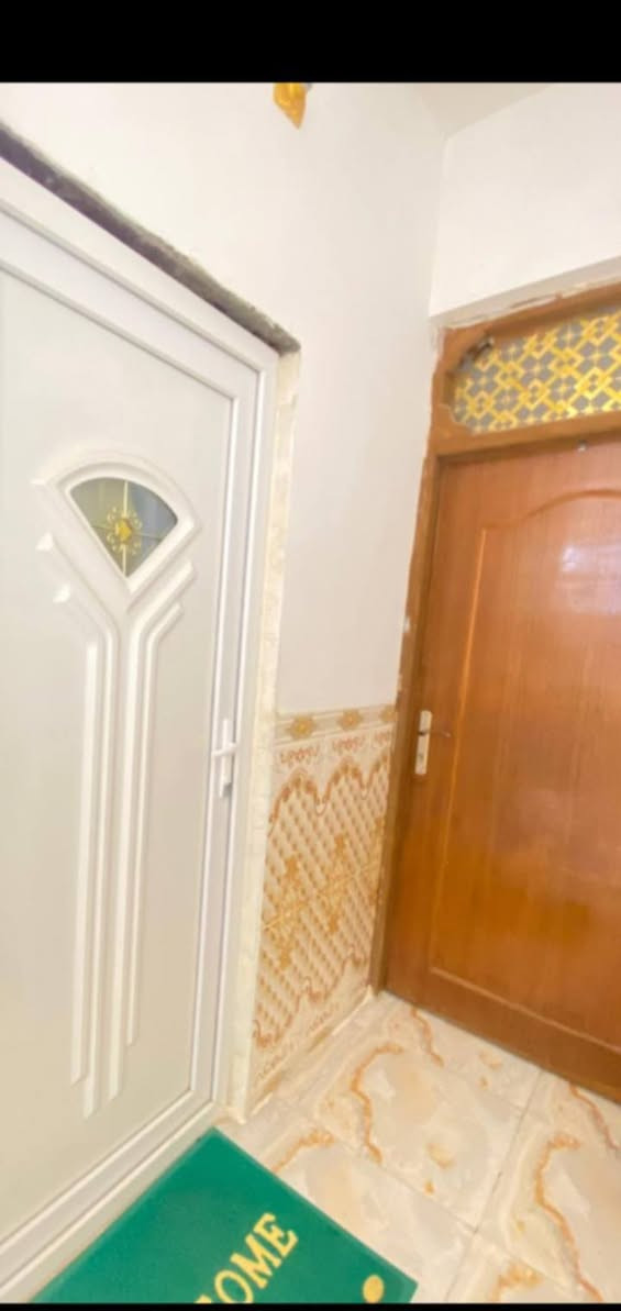بيت للبيع النجف الاشرف 

شارع المطحنه المساحه 100 م 

غرفه وصاله ومطبخ واستقبال وصحيات ومكشوفه 

البيت نضيف 100/90

صب كونكريت بناء طابوك 

السعر 35 مع مجال 

تواصل واتساب ***********
