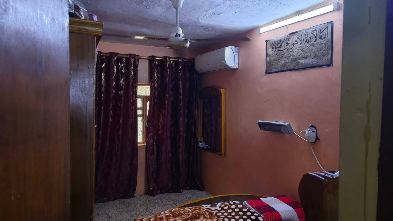 السلام عليكم بيت قطاع ٢١
نصف قطعة ٨٠ متر أمامية قطاع ٢١ الكيارة الواجهة ٧ متر والنزال ١١,٣٠ متر طابقين الأول مسلح يحتوي على طرمة وصحيات واستقبال ٦×٣ ونص ومطبخ ودرج وحمام وترك والطابق الثاني عكادة غرفتين وسطح والثالث مخزن سندويج مع ثلاثة سبالت وكيزر وخزان ماء وماطور وخط مولد ٥ أمبير أول بيت بالفرع بالفرع الأول من جهة قطاع ٢٧ مقابل العيادة الشعبية للمراوس ببيت كامل وإذا بيع سعرها ١٤٠ مليون 

للتواصل ***********
