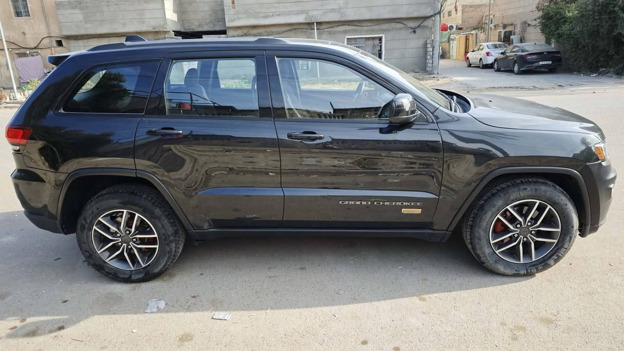 السلام عليكم 
جيب كراند شيروكي بلاك ادشن
موديل 2016 
* محرك V6 3.6
* دفع رباعي 4x4 
* المقاعد الأمامية كهربائية .
* المقاعد الأمامية تدفئة .  
* تدفئة ستيرن . 
* فتحة سقف .
* شاشه كبيرة مع GPS . 
* لايت led مع بروجكتر  . 
* تشغيل عن بعد .
* صندوق كهربائي .
* حساسات خلفية .
* كاميرا خلفية .
* مرايا متحسسه للضوء العالي مع تعتبم تلقائي . 
* محدد سرعة . 
* نظام بريك اوتماتيكي ( Auto Break System ) .
* المسافة المقطوعة (160 الف كم) 
———————-
* السعر ( 185 )
مكان السيارة بغداد الشعلة
سونار السياره مرفق مع صور الحادث
هاتف *********** متوفر واتساب
