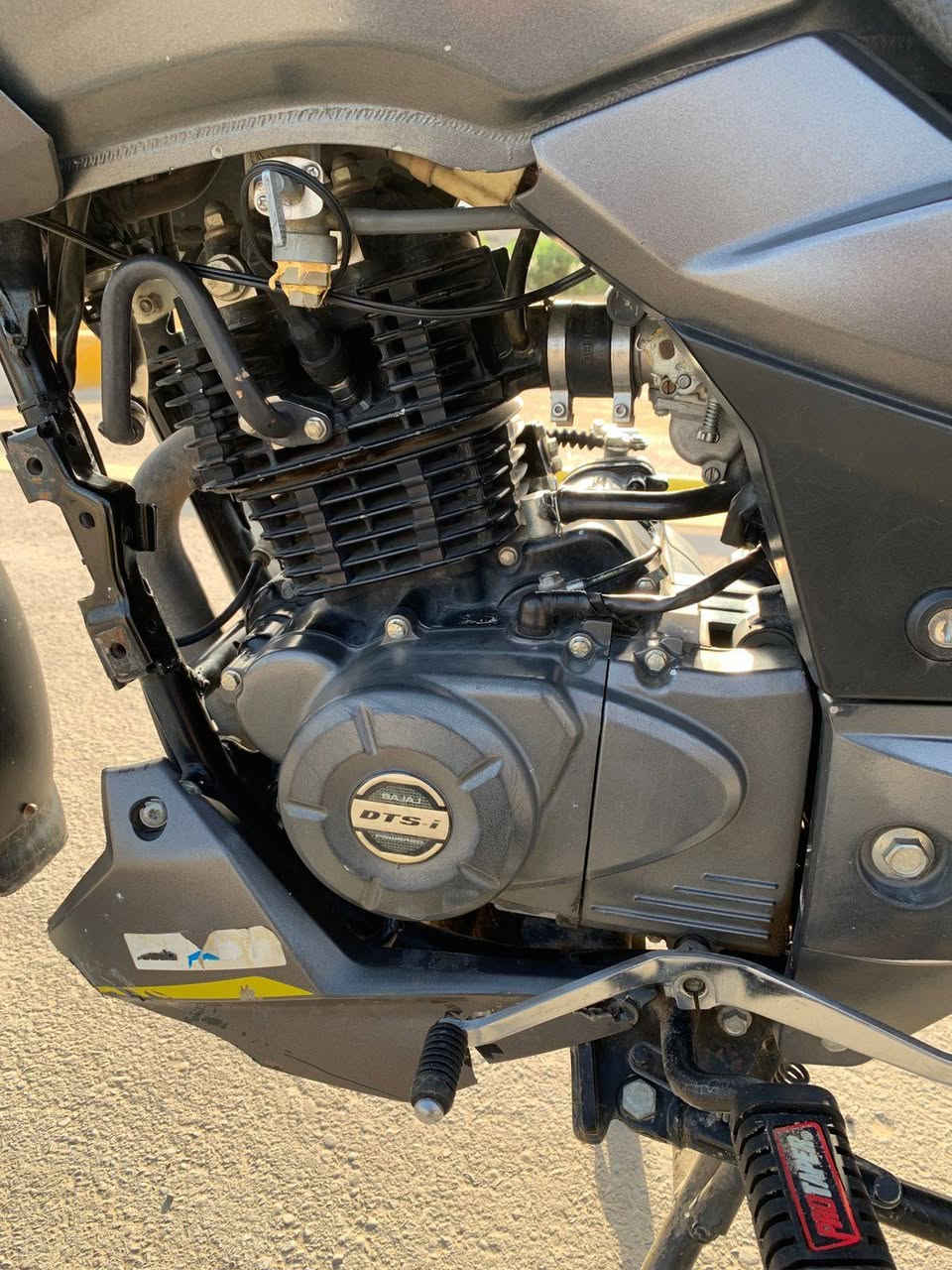 سلام عليكم للبيع دراجة بولسر نيون 150
كير رياضي نمرة جوة  وال N بل النص والباقي ليفوك
كل كهربائيات شغالة 
هورن 
لايت عالي ناصي 
اشاير
بك لايت
بريكات خلفي خياط بل المكان 
والأمامي نفس الشي 
تانكي 15 لتر
نوع الدهن ليكي مولي 
دراجة حلوة ونضيفة أمانة الله علة ايدي 
غراضهة موجودة عند شركة بغداد بايك
مكاني بغداد الغزالية هذا رقم تليفوني وبي واتساب ***********
