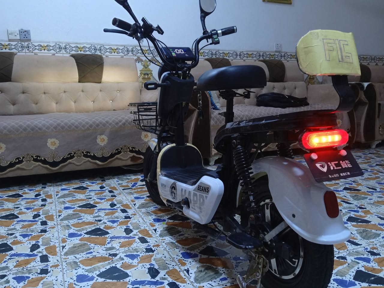 السلام عليكم للبيع دراجه شحن حجم 14 
رقمي *********** مكاني بغداد بسمايه قريه عشرة
