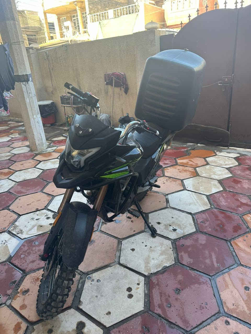 السلام عليكم 
دراجه دافنجر دايوان للبيع 
موديل 2025 مرقم تحويل ثاني يوم 
بيه حادث بسيط فقط الشاشه مال عداد
استيرن رحال 
دراجه جديده ما مفتوحه 
كلشي بيه بلادي 
متوازي علا بعته 
اريده 2او نص متوازي عليه
***********
