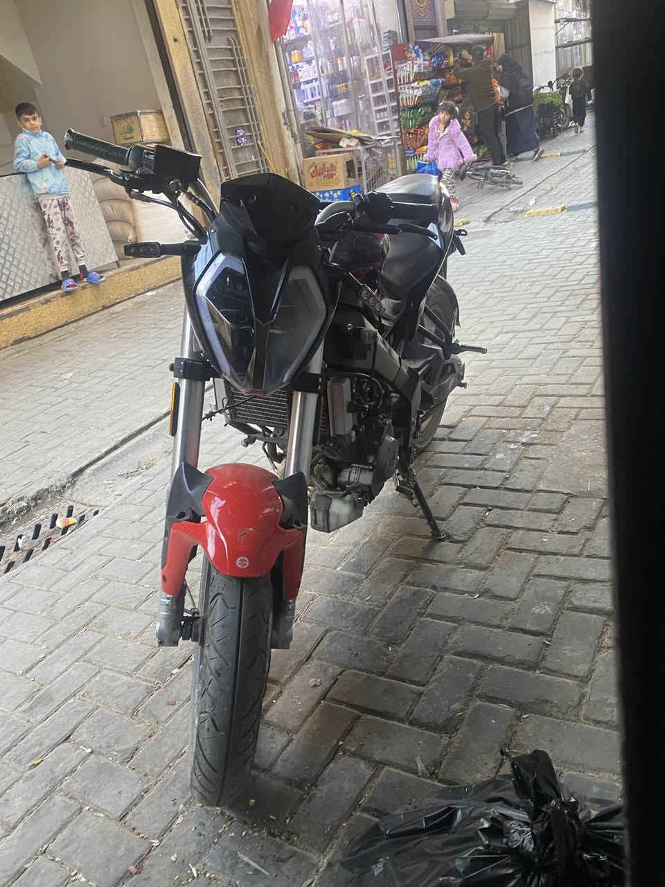 سلام عليكم بنلي 180s دراجه محركها حلو وناعم  بيها نقوصات بسطيطه رايدها 1250 وبيها مجال حك الجيه ***********مكاني بغداد شارع الكفاح
