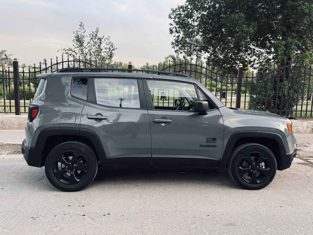 السلام عليكم 

Jeep Renegade S
    - موديل 2021 
    - المسافة المقطوعة ١٠٣,٠٠٠ كيلو متر 
    - حالة السيارة جيدة جدا من ناحية المحرك و الكير برغي ممفتوح بيها ولكن يحتاج بعض الترتيب 
    - حادثها صندوق موضح في الصورة لا يوجد صبغ ما عدا مكان الحادث 
    - تبريد ١٠٠٪؜ 
    - حدادة ٨٠٪؜
السعر ١٥,٠٠٠$ وبيها مجال 
للتواصل 
***********
