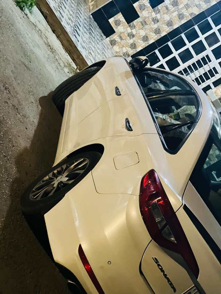 السلام عليكم  سوناتا خليجي للبيع موديل 15 الشكل الجديد المواصفات 
بنوراما 
مرايات شفط
تحكمات ستيرن
رقم بغداد
ويل كروم 
محرك 2400 دوش 
لون ابيض 
شاشة جبيرة كامرة 
وباقي المواصفات معروفه رقم انكليزي جديد تحويل ثاني يوم 

حادثها تبديل فقط قطعه وحده الجاملغ الايسر بدون دواخل وبدون صبغ بلادي السونار مرفق مع الصور
الاستفسار الاتصال على الرقم 
***********
