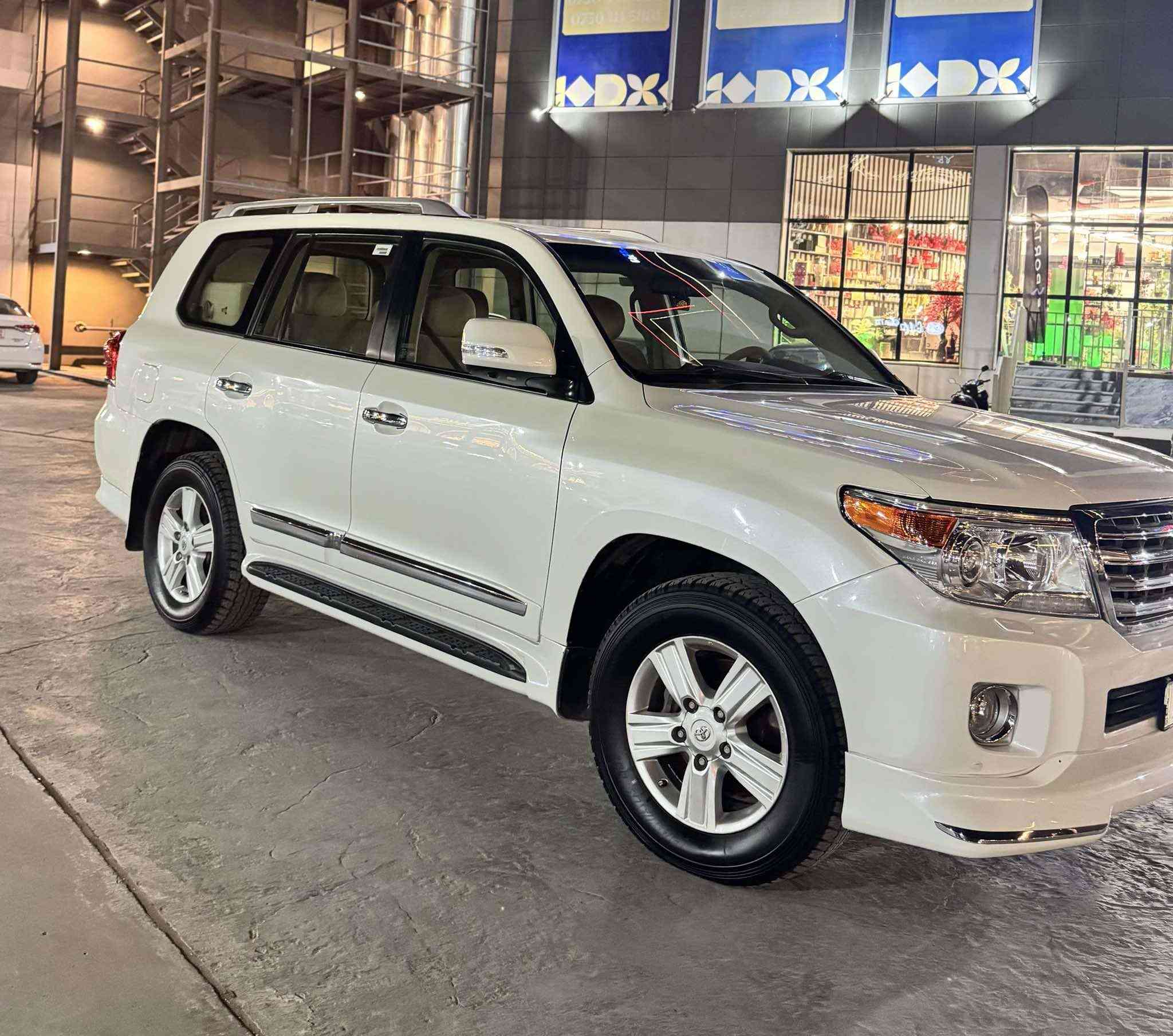 تۆیۆتا لاندکرۆزەر 2015 مواسەفات  GX.R  4.6 V8
 بريم  ١٤٦ رویشتوە
فول مواسفات 
زور جوان و خاوينة يةك دينار مةسروفي نية 
سةيارةكة تەنیا دەرگای سایق سبوخە بئ داخلی 

سعر لە کۆمینت دوای بکە راستەوخۆ بۆت دیت

گير و مةكينة و هةموو شتي بةشةرتة نةكرايتةوة 
شوين هةولير 

ژمارەی خاوەنی 
 ***********
