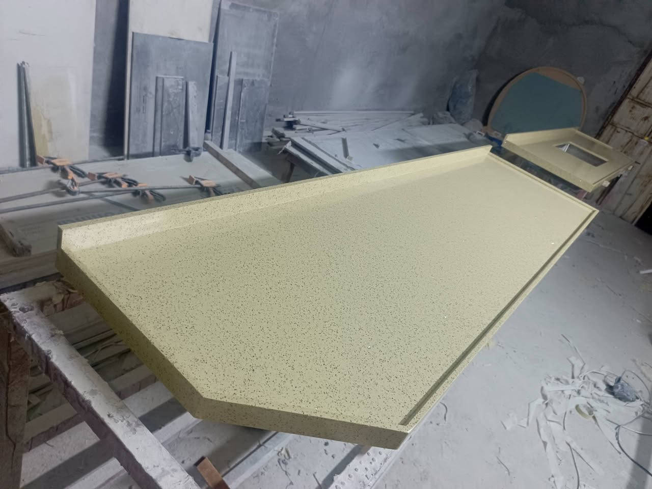 كوارتز ستندر كريمي 
سعر المتر 55 دولار غير شامل الحوض 
للاستفسار الاتصال على الرقم ***********
