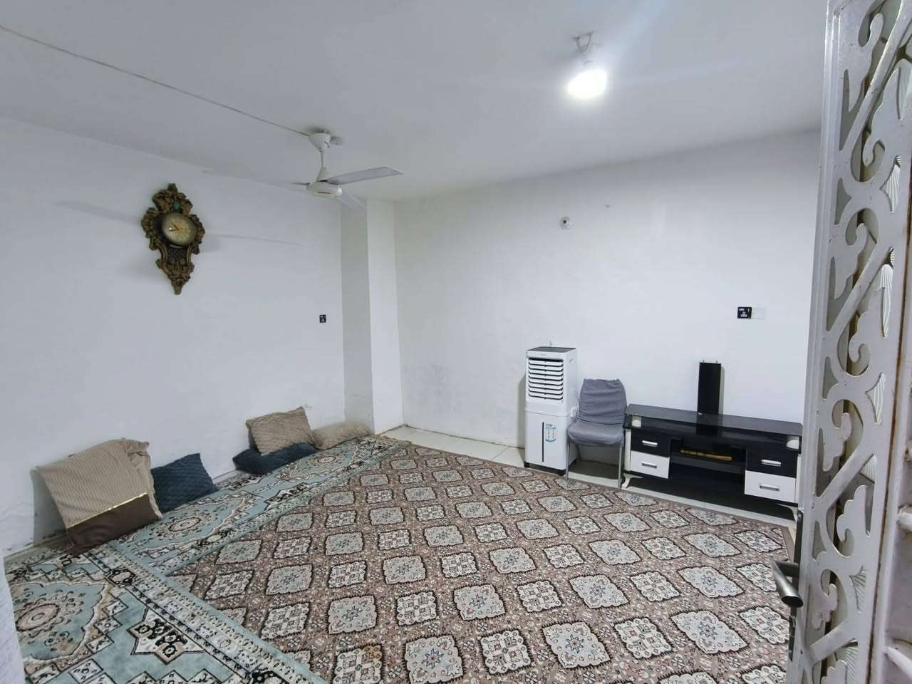 🫧✨مشتمل 120م شارع 12م بالضباط ✨🫧

🫧✨رقم الاعلان ((94))✨🫧

◽المنطقة : ((الضباط))

🫧نوع العقار: ((مشتمل))

◽المساحة: ((120م))

🫧الوجه: ((6م))

◽النزال: ((20م))

🫧عرض الشارع : ((12م))

◽حالة البناء :  ((مرمم حديث))

🫧تفاصيل البناء : ((طابقين))

✨الطابق الأول يتكون من استقبال وهول ومطبخ وغرف نوم عدد (1) وصحيات

✨الطابق الثاني يتكون من غرف نوم عدد (1) 

◽اقرب نقطة دالة : ((جامع الامام علي عليه السلام))
 
✨و لمزيد من التفاصيل يرجى التعليق (((ب تم)))

✨او الاتصال ***********

✨او زياره مقرنا الكائن في داموك طشاش قرب الاسعاف الفوري
