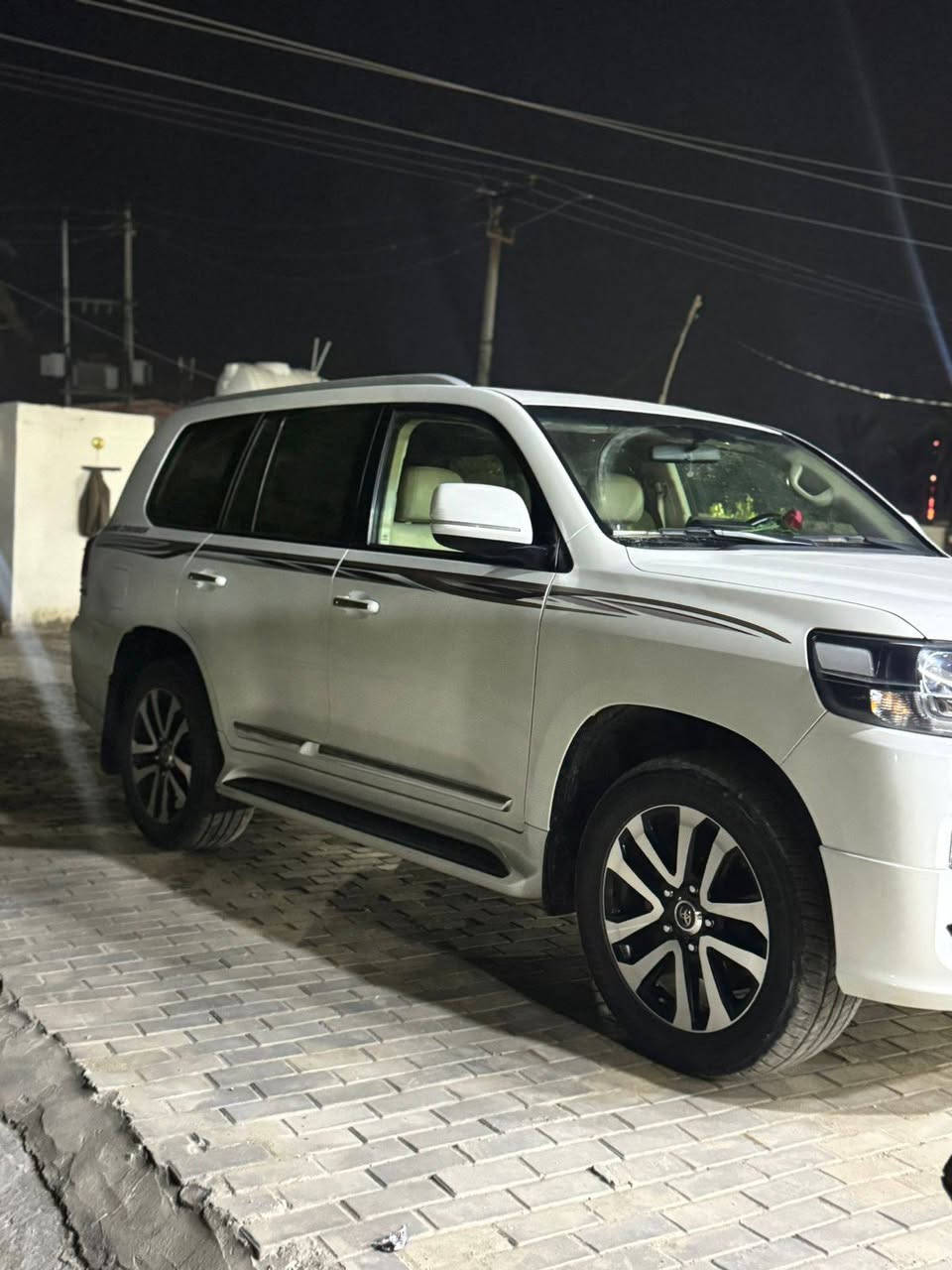 السلام عليكم للبيع لاندكروز موديل 2019 ابريم اصلي رقم  بغداد الجديد  سياره مكفولة كفاله عامه من صبغ والتبديل وفتح. وحتى الدعاميات.
فول مواصفات 1/1
بصمه تشغيل
5بصمات ابواب 
فتحه سلايت
كشنات ثنين كهرباء ثلاث حركات 
كشنات جلد اصلي
ديفيدي بل قماره 
عداد لكزز
زراكات
اشارة لكزز
مري قلاب
مري شفط
جنطه شفط
شاحن 
دبل ماوس
مثبت سرعه
سبعه راكب
ثلاث قطع تبريد
مطفايه حريق
محرك V6 
8ايرباك
حساس امامي
حساس خلفي
تحكمات ستيرن كامله
كامرة دوارة
وباقي مواصفات البريم معروفه. 
اسبير سياره ما نازل 
 ماشيه.(90 )الف حقيقي
السعر(540 )ورقه $ وبيها مجال 
اللاستفسار اتصل على الرقم
***********
عنوان كربلاء
