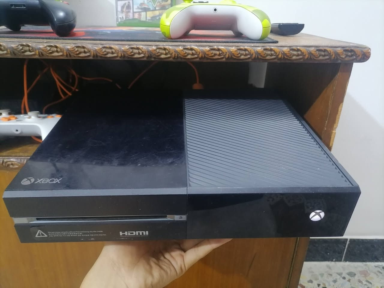 السلام عليكم اكسبوكس وان فات للبيع النضافه ٩٨٪ نضيف جدا ما مفتوح يحتوي على حساب بيه العاب مشتريهن و يحتوي على ٣ جوستكات الاصليه والكيم سير والثالثه للكمبيوتر العنوان بغداد الزعفرانية للاستفسار خاص او على الرقم ***********
