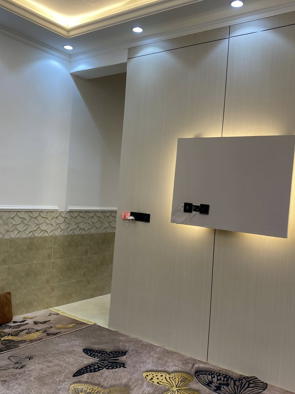 السلام عليكم من رخصة الادمن بيت  100 متر 5*20  زراعي بيت بنية قرار محكمة سند 25 البيت فول مواصفات يحتوي علئ 4غرف نوم الطابق الثاني نضام سويتات البيت شغل درجة اولئ للاستفسار ***********
