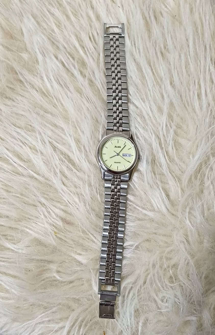 لعشاق الساعات
ساعة ALBA الأصلية (تابعة لشركة Seiko اليابانية)
ساعه vintage كلاسيكي

حالة: جديدة تمامًا لم تُستخدم نهائيًا ✔️

معاها العلبة الأصلية + ضمان 

✨ المواصفات:

- موديل: V733-X031

- حركة Quartz ياباني

- عرض اليوم والتاريخ (Day-Date)

-الساعه مقاومة للماء

- ستانلس ستيل بالكامل

- تصميم كلاسيك شيك مناسب للشغل والمناسبات

📍 حالة ممتازة بدون أي خدوش

البيع لأعلى سعر


**إذا كنت صاحب هذا الإعلان وتريد حذفه لأي سبب، رجاءا أرسل رسالة إلى الدعم الفني**