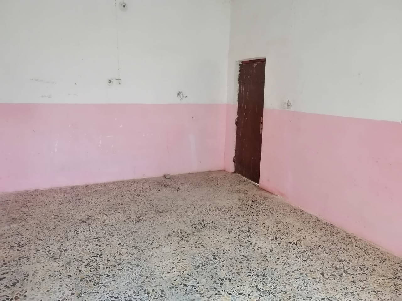 دار للبيــــــع [ ٢٠٠ ] متر طابو صرف كربلاء / حي الطاقة / ثالث بيت عن الشـــــــــــــــــــــــــارع العام كافة الخدمات (تبليط مـاء مجـــــــــــــــــــــاري مدارس مستوصف سوق) { غرفتيـــــــن نــــــــــوم صـــــــــــــالة ١٠م مطبـــــــــــــخ استقــــــــــبال صحيــــــــــــــــــات داخليــــــــة خارجية } 
 البناء بلوك والسقف كونكريت مسلح السعـــــــــــر { ١٢٥} مع المجال علما ان البيت فارغ حاليا ولايوجد به اي نقص
 رقــــم الهاتف  [ *********** ] [ *********** ]
