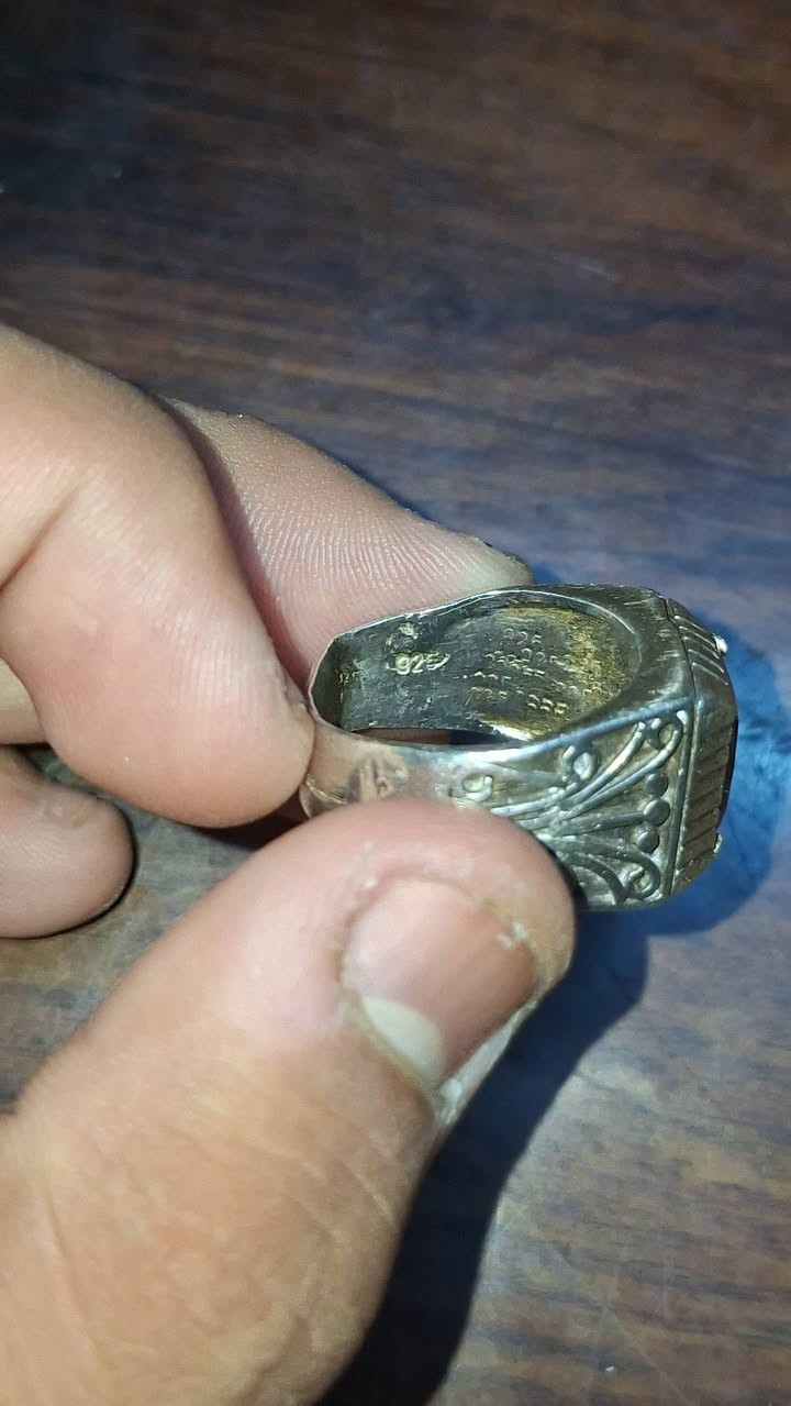 السلام عليكم عدي محابس اتلاثه اثنين فضه واحد نحاس للبيع لريده يتصل على رقم*********** وسعارهن جوه اسوك
