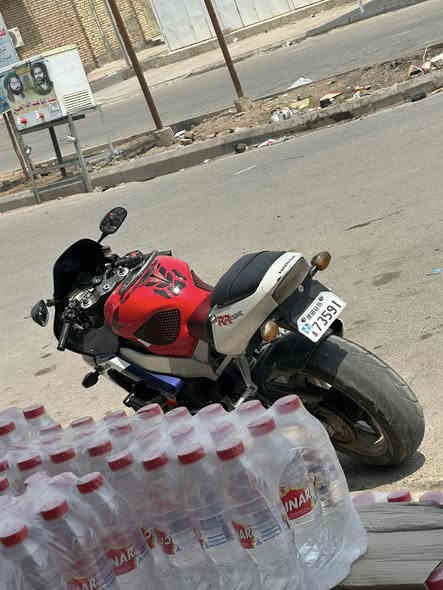 السلام عليكم 
دراجة cbr 929 rr
دراجة شغاله من لايت ل بكلايت 
شغل وطلع وين ما تريد 
الكاتم مالته موجودة 
أبيع ب ٢٠ اخي ركز ب ٢٠ أبيع 
مكاني العمارة نهاوند 
***********

