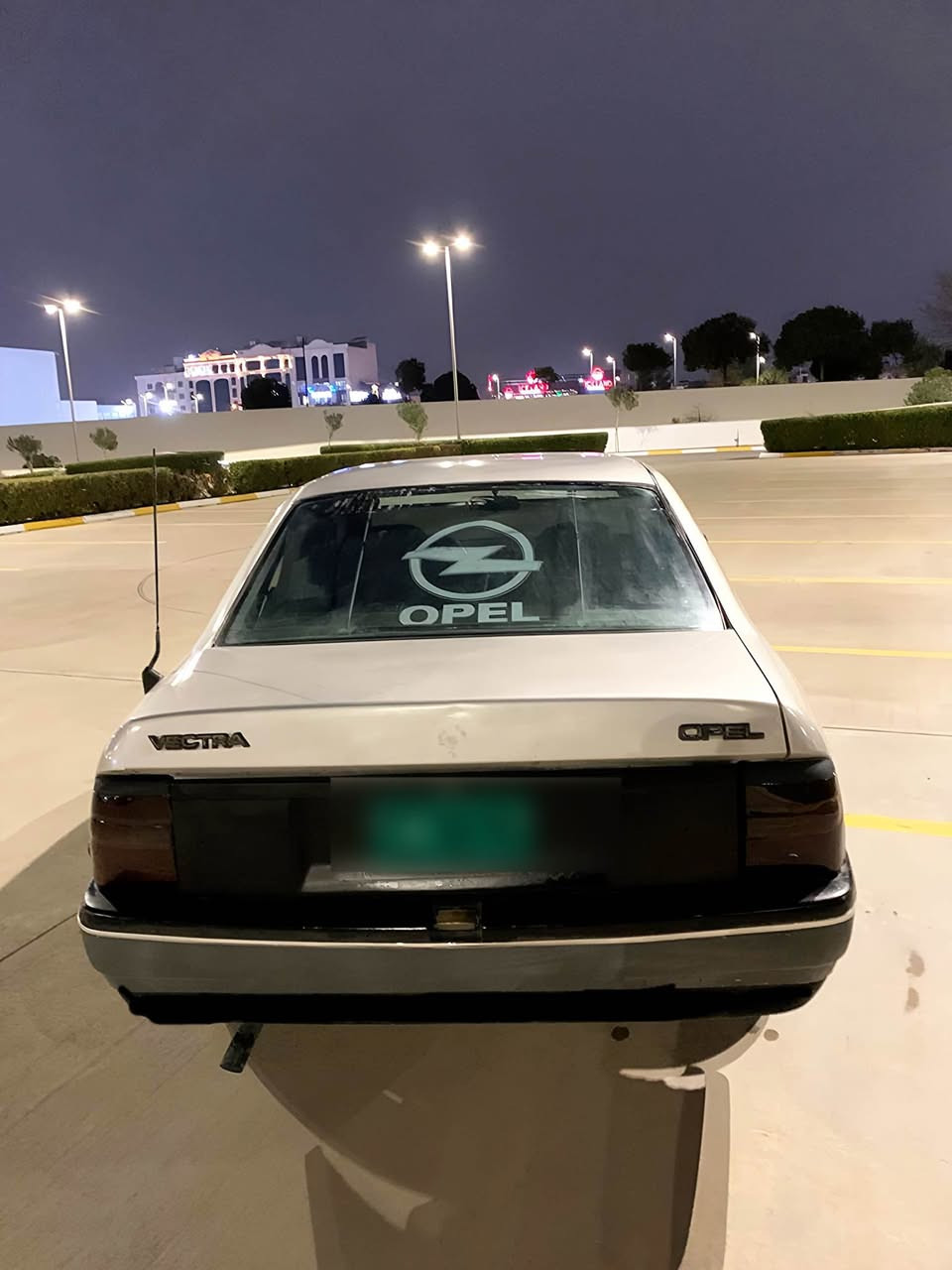 ڤیکترا مۆدێل ١٩٩٠ بۆ فرۆشتن
مەکینە ١٦ زۆر کەم بەنزین دەخوات گێرو مەکینەو کارەبایاتی مەزبووتە سەنەوی ئەسلی لەگەڵە بە شەرتی ئەوەلیات و حدزو قەرداری  پاوەرە گەرمی مەزبووتە سبوغ عامە بۆ جوانی بێ لیدراوی و قەپو قۆپ تا بڵێی توندو تۆڵە ***********سعرى ٢٥ مەجالیکی برایانە أربيل, العراق
