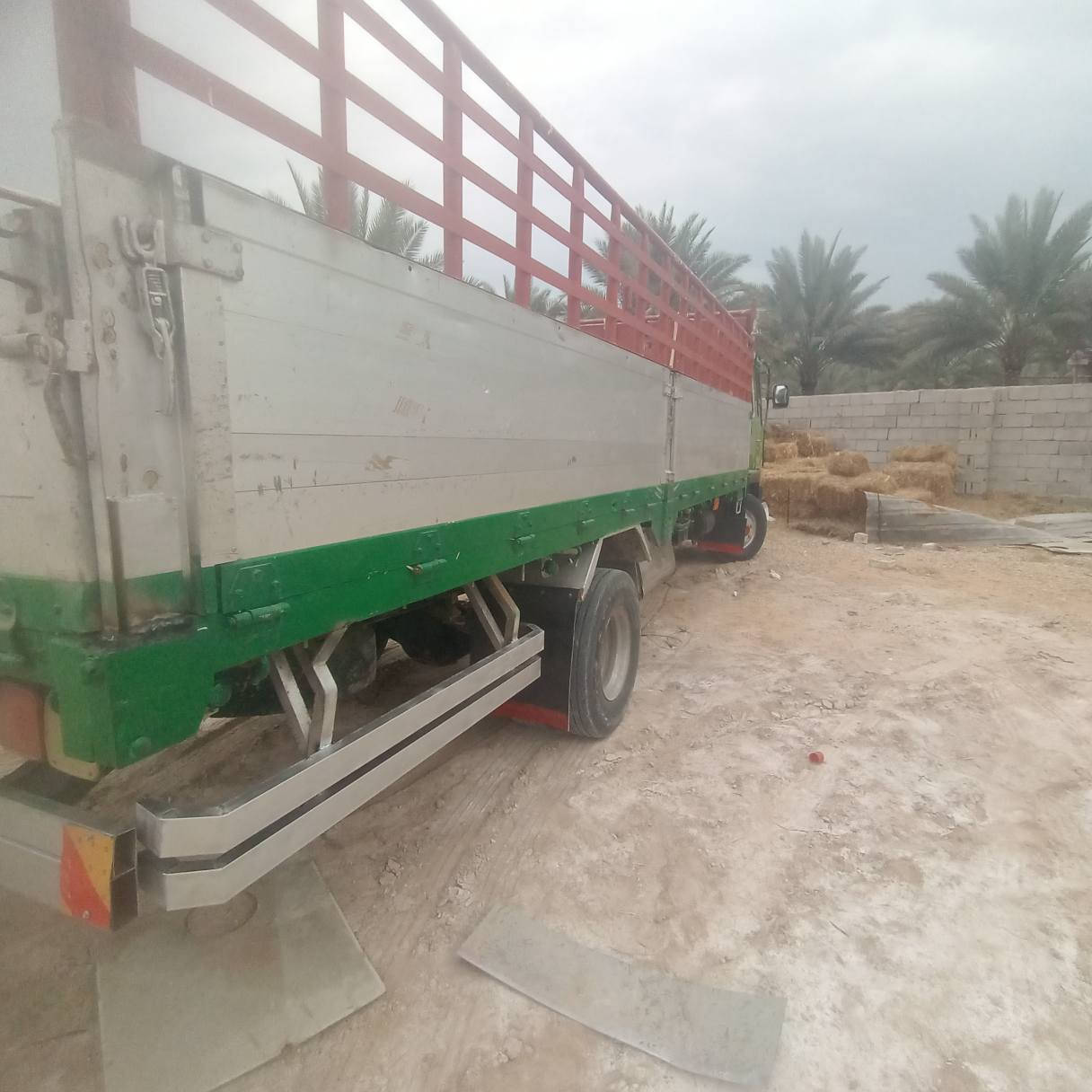 سلام عليكم فوزه مربع للبيع موديل ٩٢سنويه لل ٢٧ سته وربع بلادي مكينه بيها بخار بدون  ١٦عادي  سعر ١٢٠وبيها مجال مكاني كربلاء الحر ***********
