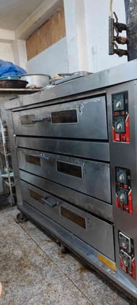 فرن طبقي  3 خانات  كل خانه 4 مشاعل  متواجد واتس اب 07802061583