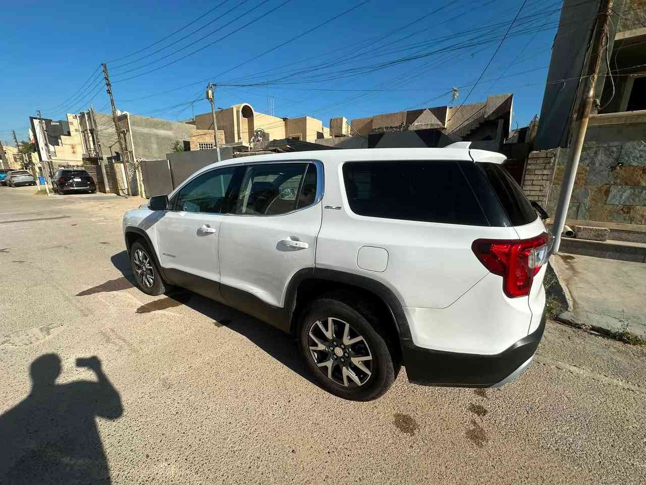 سيارة  جمسي اكاديا  للبيع
2023
‎السلام عليكم شباب للبيع 
 ا
GMC ACADIA (SLE) ✅
(AWD )✅
الموديل (2023)✅
ماشيه (20) الف مايل وقابل للزياده✅
رقم اربيل بأسمي ترقيم جديد هزه وفحص جديده سنويه جديد لل2031 ✅  

المواصفات 📄
بصمه✅
تسغيل عن بعد✅
7 راكب ✅
كشن منفصل Vip  ✅
نظام الدفع امامي او اختياري دبل اكسل AWD✅
رادارات امامي +جانبي + خلفي ✅
داتا شو وتنبيه رادار بالجامه الاماميه✅
‎نقاط عمياء جانبيه ✅ 
اوتو ستوب ✅ 
تحديد مسار وتنبيه الخروج من المسار✅
كار بلي + اندويد اوتو ✅
بلوتوث +5 منافذ usb✅
تبريد وتدفئه  منفصل ✅
تبريد مركزي 3 قطع ✅
شاشه قياس 8 انش✅ 
ويل وتاير حجم 18 ✅ 

حجم المحرك 4 سلندر 
الفين تيربو (2.0 TURBO) نشاط وقوه🔋
حصان (228) 🐎 
عزم (258) رطل قدم 
گير 9 نمر 

كافه ملحقات الشركه وياها من كتلوك من سبير جك ويل سبانه ارضيات السياره وايضا تاير وباتري جديد 100%✅ جاهزه بدون اي مصرف نهائيا 

اخوان بالنسبه لحادث السياره صبغ قطعه واحده فقط باب خلف السائق + يوجد مكانين تعديل بارد بالجاملغ الامامي+ الخلفي فقط لاغير 

بدوووون ايرباك نهائيا ❌
بدون دواخل❌ 
بجم كبس ✅ 
وخلفي كبس ✅ 
الدعاميات بشرط بدون صبغ 
رقم الشاصي 
(1GKKNRL45PZ258148) 
صور الحادث مرفقه

حبايب السعر  (225$ ) 💵💰ويوجد مجال بسيط 
للاستفسار خاص او واتس اب متوفر 
***********
