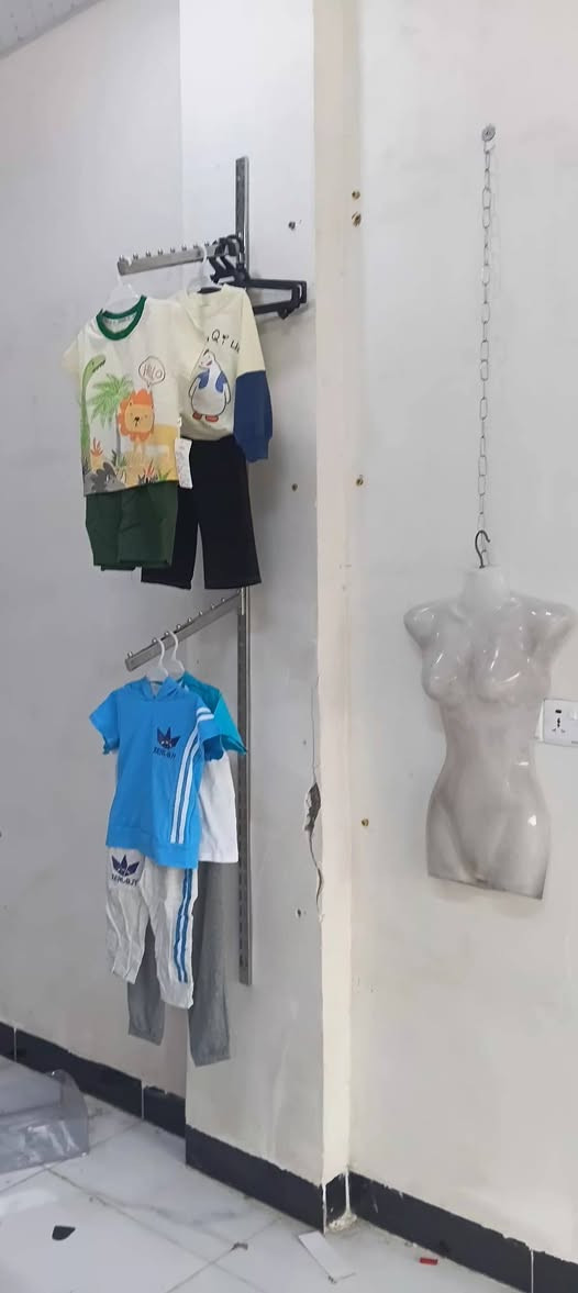 ميز + ارفوف+تعلاكات مل اكسوارات للبيع***********

