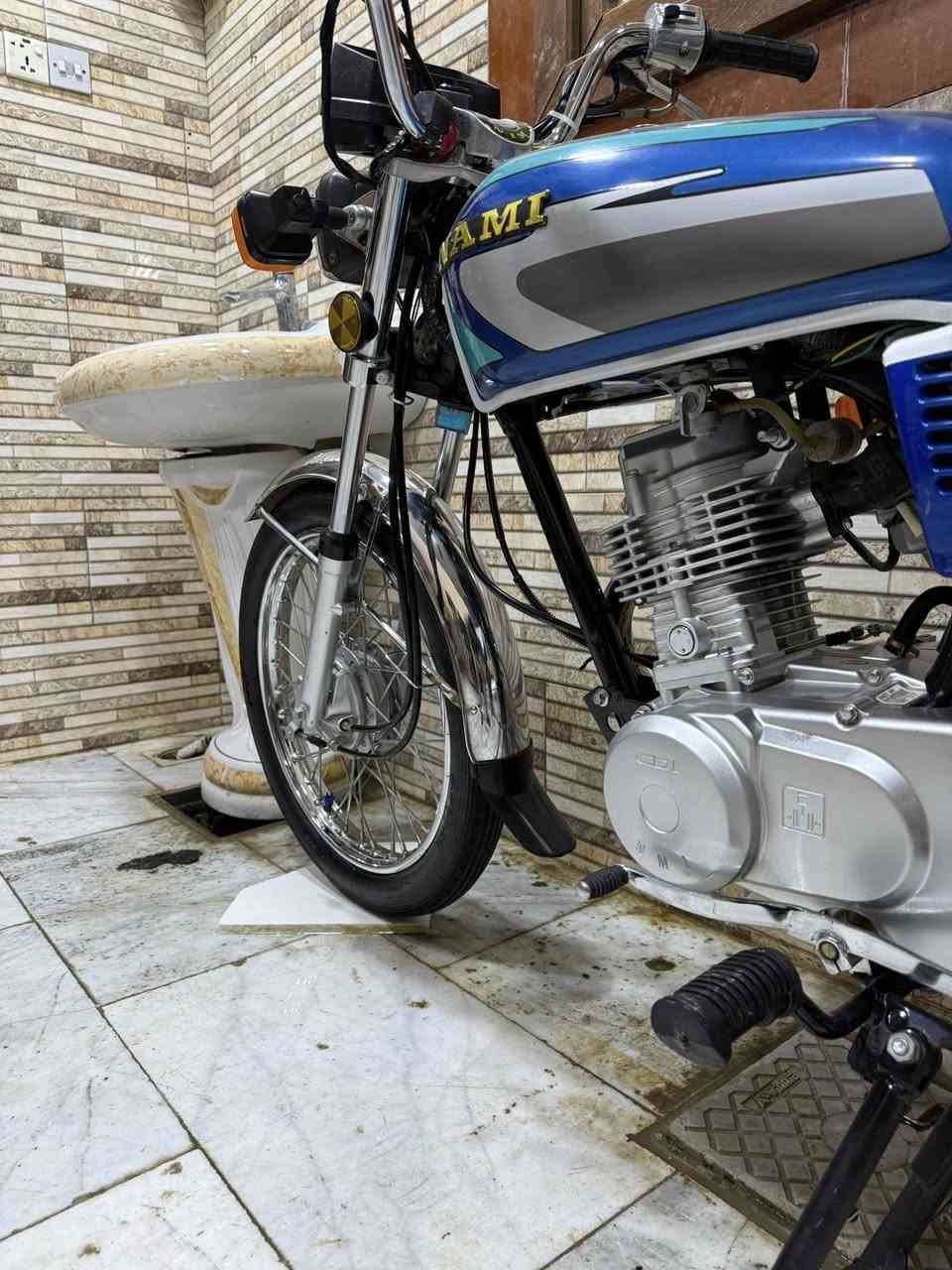 السلام عليكم دراجه نامه شلامجه تعمير شاصي 24 أوراق تعمير 25 كهربائيات كلها شغاله النضافه شوفت عينك مكان الدراجه بابل السعر700 وبيها مجال حك الجيه الرقم***********
