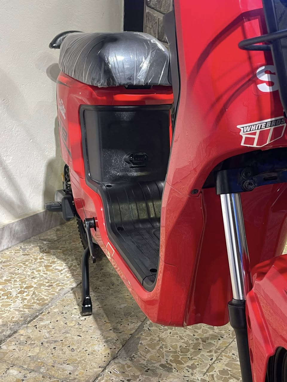 السلام عليكم دراجه شحن للبيع شحن R9 فول مواصفات موديل 2025 مكاني بغدادالامين الثانيه
المواصفات:

--خمس بطاريات صغار 

--شاشه رقميه مقياس (شحن - سرعه ـ امبير)

-- بيها سماعات نظام بلوتوث صوت عالي 

--ليتات LED قوي جداً 

--تجي بيها سله 

دراجه كامله وجديده مستعمله ما بيهه اي نقص من ناحيه كلشي كهربائيات كلهه سغاله  تجي وياهه شاحنه وسويج وبصمه الاصليات مالتهه تايرات جدد دبلات كلهه شغاله ستاند تعليك وصفح الدراجه كدامكم وشوفو نضافتهه تواصل ***********السعر 450وبيهه مجال
