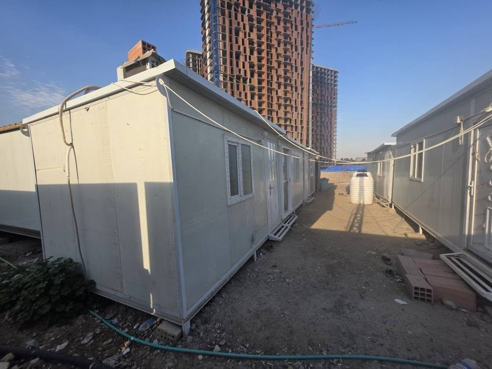 سلام علیكم
كرفانات وسكن للعمال كاملة یتكون من :
کل الکرفانات بها سبلت جدید
كرفان 3x6  عدد1
کرفان 3x3   عدد 4
كرفان مشتمل 3x3 یتكون من 6حمامات
کرفان 9x3    عدد1  مكتبین ومشتمل اخت الجدیدة
ثلاجة صغیرة  عدد 1
تخت  عدد 34
تنکی ماء بلاستیکي  2 عدد
مجمدة  1 عدد
قاطعة بلوك ترکي عدد 4
اسکلات   عدد 6
دراب و برمیل  عدد 10
مغسل  عدد 1
مكان بغداد  العلاوي
*********** بغداد, العراق
