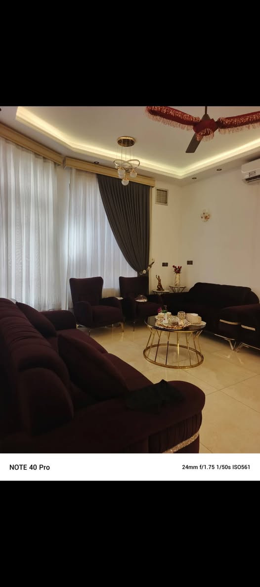 السلام عليكم للبيع بيت مساحة ١٠٠ م واجهة ٩ متر نزال ١١ متر بناء حديث صنف الارض زراعي ملك صرف اقرار محكمة يحتوي على
غرف نوم عدد 3 كبيره 
مطبخ معزول 
مطبخ حار 
صالة رئيسية ٤×٧ م 
استقبال ٤×٥ 
بيتونة كبيره على شكل مخزن 
صحيات داخلية عدد 2 
صحيات خارجية 
البناء والمواد درجة اولى سقوف جبس بورد انارة مخفية 
موقع البيت الشعب مقابل محطة وقود سما بغداد عالشارع الخدمي 
المنطقة خدمات متكاملة مجاري، وتبليط وانترنيت ومولد سحب ذهبي صيف شتاء مستمر 
 للتواصل *********** ابو غيث
خاص ما اجاوب ولا تعليقات رجاءا
