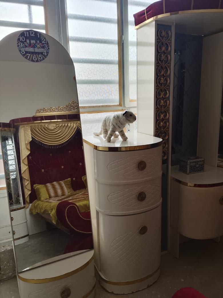 غرفة ٨قطع نضيفه السعر ٥٥٠وبيه مجال الشراي الموشراي لايعامل رجان اي ستفسار عل هاذ الرقم ***********
