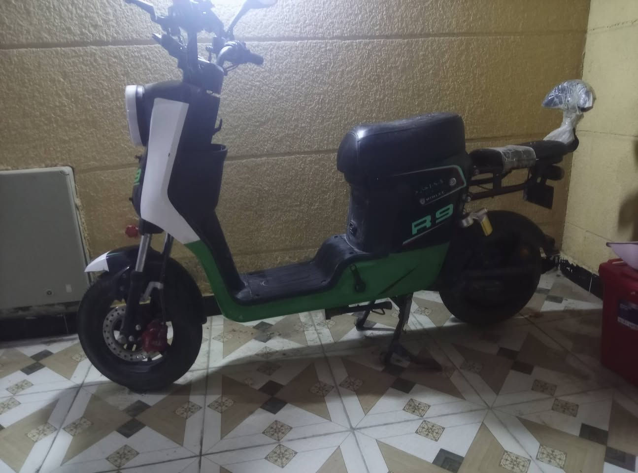 السلام عليكم دراجه شحن  جديده مستعمله قليل موديل2024  مابيه نقص لبيع تنومه***********
450وبيه مجال
