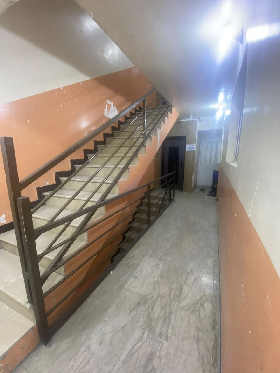 تحية طيبة
عروض شقق للإيجار 

-  شقة للإيجار موقع حيوي ( عوائل - طالبات - موظفات )
المساحة / 75 م
العنوان / الكرادة داخل - شارع محطة وقود ابو اقلام 
المحتويات / صالة مع مطبخ أمريكي - غرفتين نوم - صحيات - بالكونة امامية 

-  شقة للايجار ( عوائل فقط)
المساحة 90 م
العنوان / الكرادة الشرقية - الشارع العرضاني 
المحتويات / صالة مع مطبخ أمريكي - غرفتين نوم كبيرة - صحيات - خلفية - منور خلفي كبير 

علماً ان البناية تحتوي على مصعد كهربائي 

للاستفسار عن السعر وباقي التفاصيل يرجى الاتصال على الأرقام التالية 

***********
***********

العادل للاستثمار والتطوير العقار
