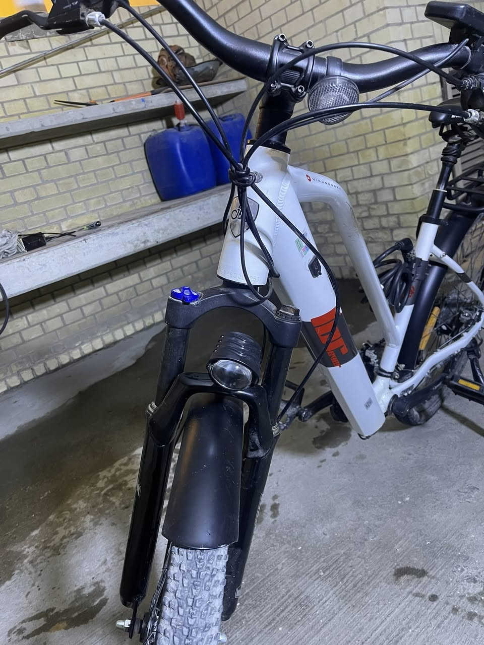 السلام عليكم  بايسكل شحن الماني الصنع اللشه المنيوم 100‎%‎ والبطارية ليثيوم 100‎%‎ ايضاً

بايسكل شغال وما بي اي نقص مكفول دبلات فتح وقفل دبل بالكشن سرعته توصل40 كم/ساعة ويمشي مسافة 20 كيلو تقريباً بالشحنه الوحدة نضيف وما مستعمل هواي البطارية دفن باللشه هي والوايرات كلهن حجمه27 فد شي راقي بريكات دسك لايت قوي ووياه الشاحنه والغراض كامله واذا يخلص شحن يفول تقريبا بساعتين فقط
عنواني بغداد الكرادة داخل
الرقم:***********
السعر:475 وبي مجال للطيبين
