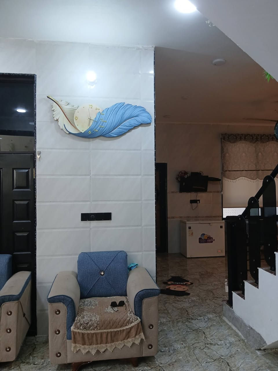 للبيع بيت بمساحة 242 م² طابو زراعي سند 25 بيت متعوب عليه وبحالة ممتازة، ويقع في منطقة هادئة وآمنة.
مواصفات البيت: كراج يتسع لسيارة مع مطبخ كبير جداً مع مطبخ حار.
*  استقبال و صالة واسعة مع حديقة داخلية.
* غرفتين نوم: الأولى: 5×4 م و الثانية: 5×5 م.
* صحيات داخلية وخارجية.
* منور خلف البيت مع بيتونة كبيرة بمساحة 7×5 م، تصلح لتكون غرفة ثالثة. سطح شتايكر.
الإضافات:
* منظومة كاميرات مراقبة. و منظومة بي إن سبورت..
#الموقع: يقع في المدحتية بين الجمعية وشارع علي قمارة، منطقة بستان محريجة قبل سيد عباس أبو موكب، داخل الفرع ويبعد حوالي 50 متراً عن الشارع الرئيسي. المنطقة هادئة وآمنة، وأكثر سكان الشارع من العوائل المعروفه 
السعر: عند الاتصال.
📞 للاستفسار: ***********
سعر 135 بي مجال مع مطبخ من ضمن سعر

